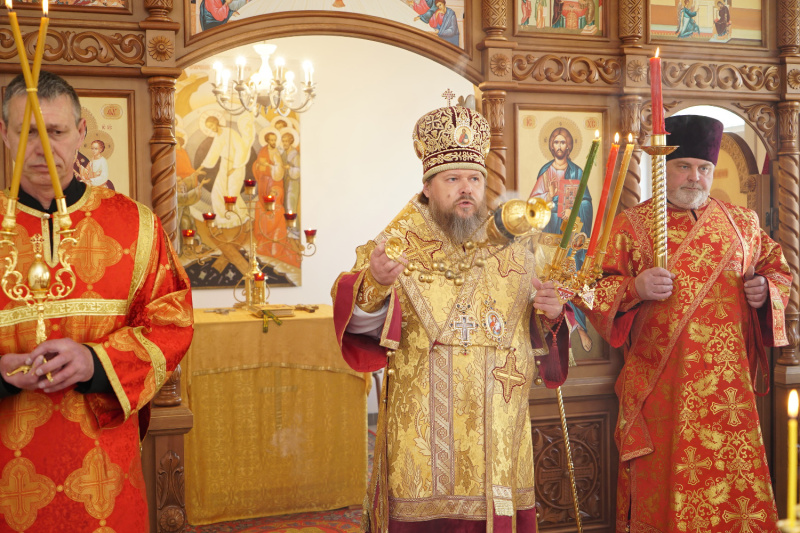 В четверг Светлой седмицы епископ Серафим совершил вечернее богослужение во Введенской женской монашеской общине города Бийска