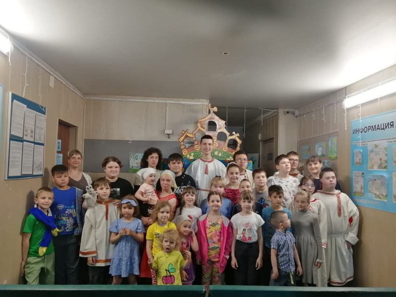 В пятницу Светлой седмицы воспитанники детской воскресной школы храма Казанской иконы Божией Матери посетили АКОО «Апрель»