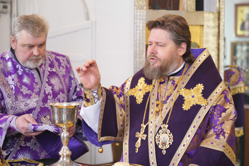 В субботу первой седмицы Великого поста епископ Серафим совершил Божественную литургию в Пантелеимоновском соборе города Белокурихи